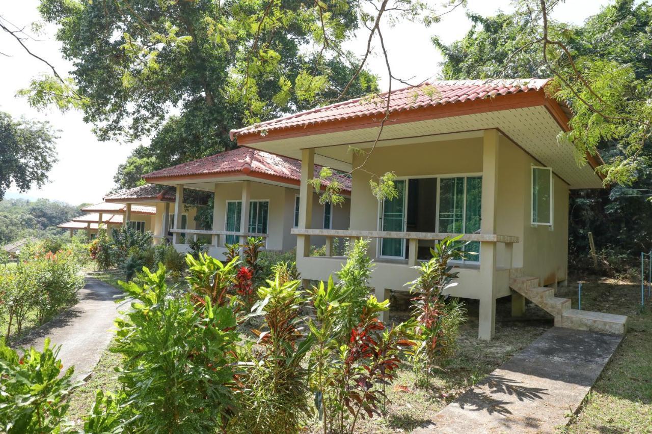 Baansukjai Bungalows Ranong Esterno foto